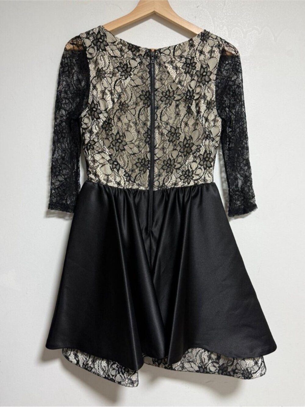 Alice + Olivia Black Lace Fit & Flare Cocktail Dress Size 2 Silk Blend - Picture 7 of 12